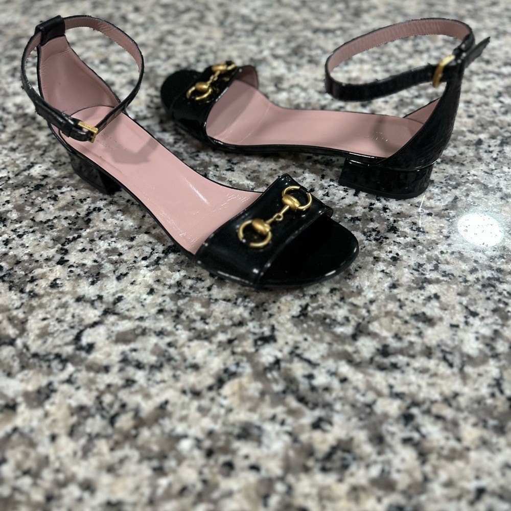 Gucci black patent leather sandals with gold detail sz39.5 great condition!